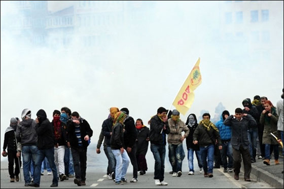 احتجاجات في اسطنبول بعد استبعاد 12 مرشحا كرديا من خوض الانتخابات صورة رقم 18 احتجاجات في اسطنبول بعد استبعاد 12 مرشحا كرديا من خوض الانتخابات صورة رقم 18