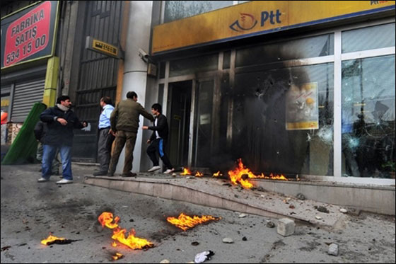 احتجاجات في اسطنبول بعد استبعاد 12 مرشحا كرديا من خوض الانتخابات صورة رقم 16 احتجاجات في اسطنبول بعد استبعاد 12 مرشحا كرديا من خوض الانتخابات صورة رقم 16