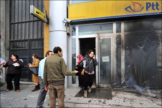 احتجاجات في اسطنبول بعد استبعاد 12 مرشحا كرديا من خوض الانتخابات صورة رقم 19 احتجاجات في اسطنبول بعد استبعاد 12 مرشحا كرديا من خوض الانتخابات صورة رقم 19