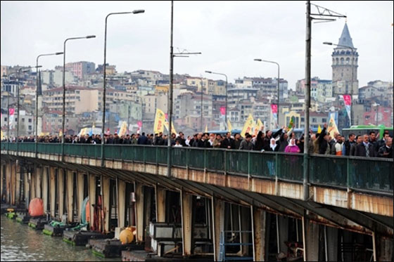 احتجاجات في اسطنبول بعد استبعاد 12 مرشحا كرديا من خوض الانتخابات صورة رقم 3 احتجاجات في اسطنبول بعد استبعاد 12 مرشحا كرديا من خوض الانتخابات صورة رقم 3