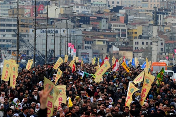 احتجاجات في اسطنبول بعد استبعاد 12 مرشحا كرديا من خوض الانتخابات صورة رقم 6 احتجاجات في اسطنبول بعد استبعاد 12 مرشحا كرديا من خوض الانتخابات صورة رقم 6