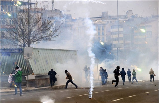 احتجاجات في اسطنبول بعد استبعاد 12 مرشحا كرديا من خوض الانتخابات صورة رقم 2 احتجاجات في اسطنبول بعد استبعاد 12 مرشحا كرديا من خوض الانتخابات صورة رقم 2