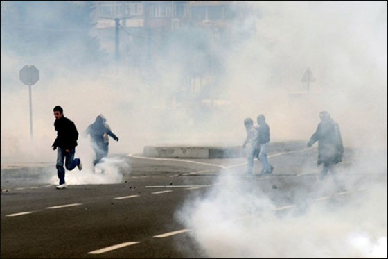 احتجاجات في اسطنبول بعد استبعاد 12 مرشحا كرديا من خوض الانتخابات صورة رقم 7 احتجاجات في اسطنبول بعد استبعاد 12 مرشحا كرديا من خوض الانتخابات صورة رقم 7