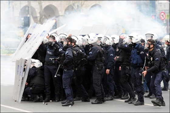 احتجاجات في اسطنبول بعد استبعاد 12 مرشحا كرديا من خوض الانتخابات صورة رقم 12 احتجاجات في اسطنبول بعد استبعاد 12 مرشحا كرديا من خوض الانتخابات صورة رقم 12