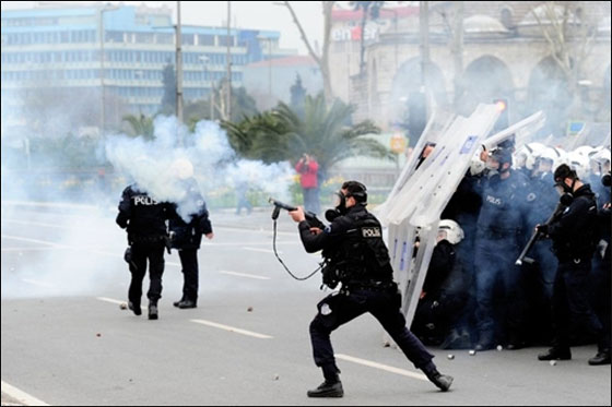 احتجاجات في اسطنبول بعد استبعاد 12 مرشحا كرديا من خوض الانتخابات صورة رقم 5 احتجاجات في اسطنبول بعد استبعاد 12 مرشحا كرديا من خوض الانتخابات صورة رقم 5