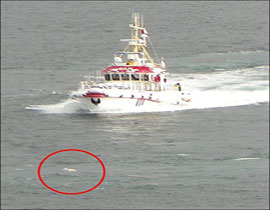 مسعفون يلقون بعجوز 73 عاما بمياه المحيط الجليدي.. بالخطا صورة رقم 1 مسعفون يلقون بعجوز 73 عاما بمياه المحيط الجليدي.. بالخطا صورة رقم 1