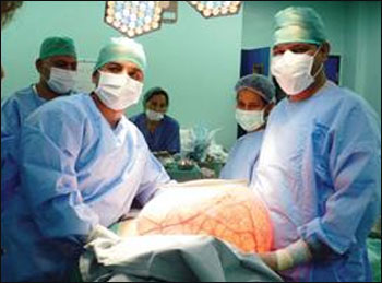 الكويت: استئصال ورم من بطن فتاة يزن 23 كغم! صورة رقم 1 الكويت: استئصال ورم من بطن فتاة يزن 23 كغم! صورة رقم 1