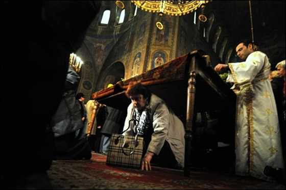 بالصور.. مسلسلات اون لاين ينقل لكم احتفالات الجمعة العظيمة حول العالم!! صورة رقم 2 بالصور.. مسلسلات اون لاين ينقل لكم احتفالات الجمعة العظيمة حول العالم!! صورة رقم 2