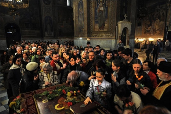 بالصور.. مسلسلات اون لاين ينقل لكم احتفالات الجمعة العظيمة حول العالم!! صورة رقم 3 بالصور.. مسلسلات اون لاين ينقل لكم احتفالات الجمعة العظيمة حول العالم!! صورة رقم 3