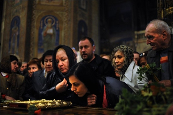 بالصور.. مسلسلات اون لاين ينقل لكم احتفالات الجمعة العظيمة حول العالم!! صورة رقم 5 بالصور.. مسلسلات اون لاين ينقل لكم احتفالات الجمعة العظيمة حول العالم!! صورة رقم 5