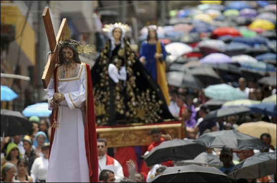 بالصور.. مسلسلات اون لاين ينقل لكم احتفالات الجمعة العظيمة حول العالم!! صورة رقم 7 بالصور.. مسلسلات اون لاين ينقل لكم احتفالات الجمعة العظيمة حول العالم!! صورة رقم 7