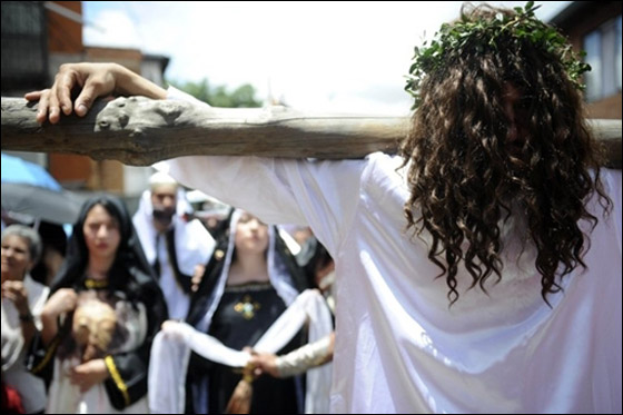 بالصور.. مسلسلات اون لاين ينقل لكم احتفالات الجمعة العظيمة حول العالم!! صورة رقم 13 بالصور.. مسلسلات اون لاين ينقل لكم احتفالات الجمعة العظيمة حول العالم!! صورة رقم 13