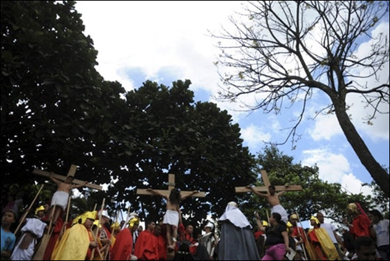 بالصور.. مسلسلات اون لاين ينقل لكم احتفالات الجمعة العظيمة حول العالم!! صورة رقم 8 بالصور.. مسلسلات اون لاين ينقل لكم احتفالات الجمعة العظيمة حول العالم!! صورة رقم 8