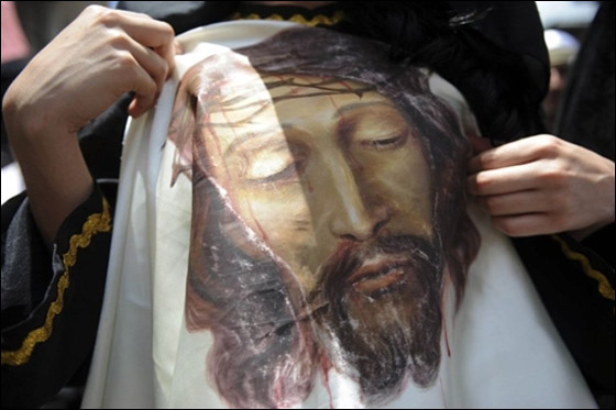 بالصور.. مسلسلات اون لاين ينقل لكم احتفالات الجمعة العظيمة حول العالم!! صورة رقم 15 بالصور.. مسلسلات اون لاين ينقل لكم احتفالات الجمعة العظيمة حول العالم!! صورة رقم 15