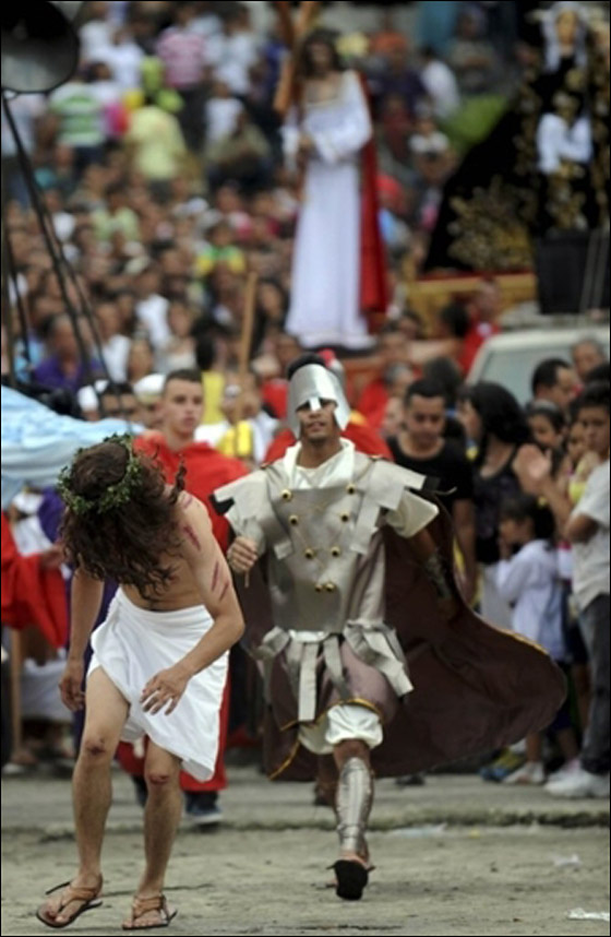 بالصور.. مسلسلات اون لاين ينقل لكم احتفالات الجمعة العظيمة حول العالم!! صورة رقم 17 بالصور.. مسلسلات اون لاين ينقل لكم احتفالات الجمعة العظيمة حول العالم!! صورة رقم 17