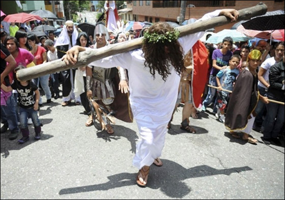 بالصور.. مسلسلات اون لاين ينقل لكم احتفالات الجمعة العظيمة حول العالم!! صورة رقم 14 بالصور.. مسلسلات اون لاين ينقل لكم احتفالات الجمعة العظيمة حول العالم!! صورة رقم 14