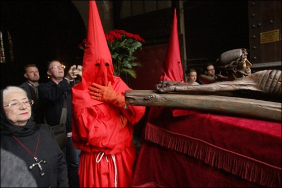 بالصور.. مسلسلات اون لاين ينقل لكم احتفالات الجمعة العظيمة حول العالم!! صورة رقم 21 بالصور.. مسلسلات اون لاين ينقل لكم احتفالات الجمعة العظيمة حول العالم!! صورة رقم 21