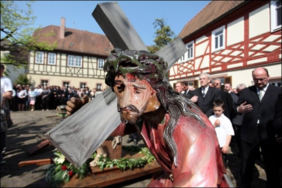 بالصور.. مسلسلات اون لاين ينقل لكم احتفالات الجمعة العظيمة حول العالم!! صورة رقم 47 بالصور.. مسلسلات اون لاين ينقل لكم احتفالات الجمعة العظيمة حول العالم!! صورة رقم 47