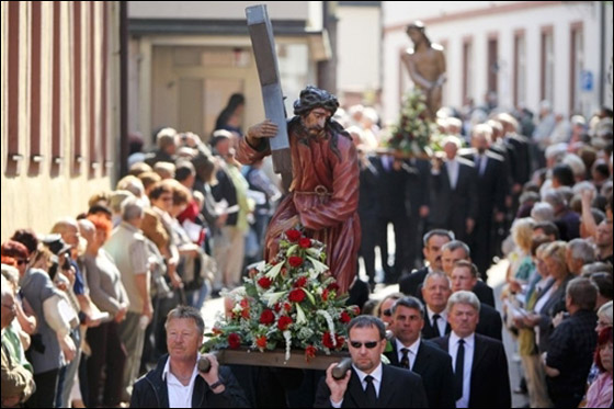 بالصور.. مسلسلات اون لاين ينقل لكم احتفالات الجمعة العظيمة حول العالم!! صورة رقم 29 بالصور.. مسلسلات اون لاين ينقل لكم احتفالات الجمعة العظيمة حول العالم!! صورة رقم 29