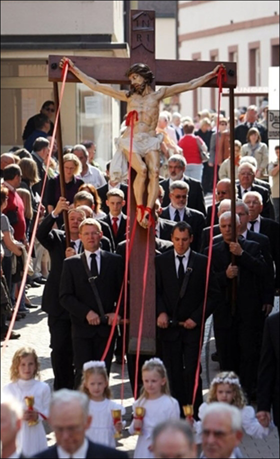 بالصور.. مسلسلات اون لاين ينقل لكم احتفالات الجمعة العظيمة حول العالم!! صورة رقم 45 بالصور.. مسلسلات اون لاين ينقل لكم احتفالات الجمعة العظيمة حول العالم!! صورة رقم 45