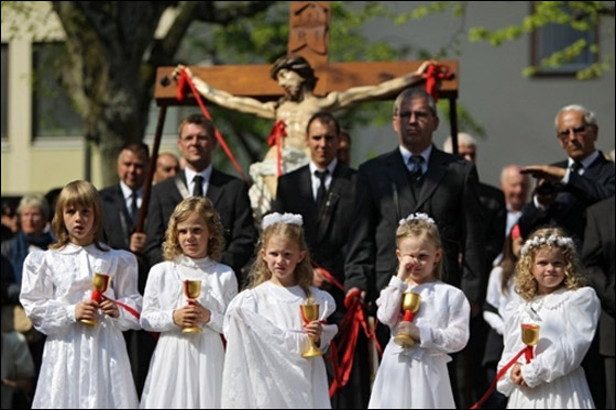 بالصور.. مسلسلات اون لاين ينقل لكم احتفالات الجمعة العظيمة حول العالم!! صورة رقم 35 بالصور.. مسلسلات اون لاين ينقل لكم احتفالات الجمعة العظيمة حول العالم!! صورة رقم 35