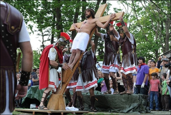 بالصور.. مسلسلات اون لاين ينقل لكم احتفالات الجمعة العظيمة حول العالم!! صورة رقم 41 بالصور.. مسلسلات اون لاين ينقل لكم احتفالات الجمعة العظيمة حول العالم!! صورة رقم 41