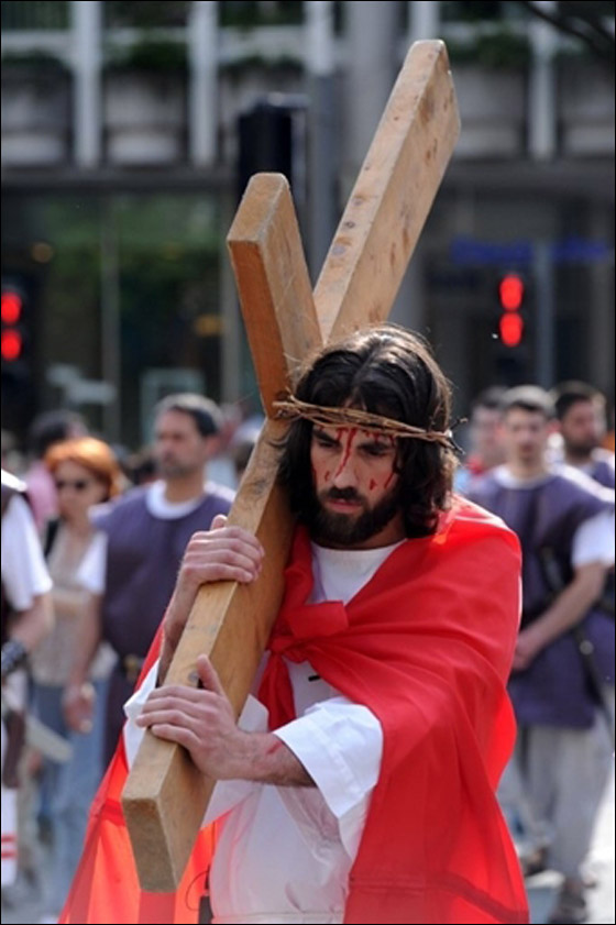 بالصور.. مسلسلات اون لاين ينقل لكم احتفالات الجمعة العظيمة حول العالم!! صورة رقم 39 بالصور.. مسلسلات اون لاين ينقل لكم احتفالات الجمعة العظيمة حول العالم!! صورة رقم 39