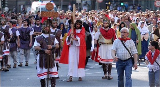 بالصور.. مسلسلات اون لاين ينقل لكم احتفالات الجمعة العظيمة حول العالم!! صورة رقم 33 بالصور.. مسلسلات اون لاين ينقل لكم احتفالات الجمعة العظيمة حول العالم!! صورة رقم 33