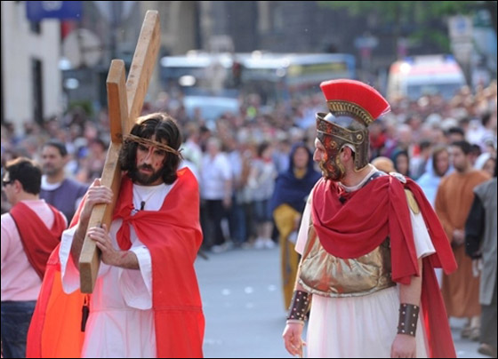 بالصور.. مسلسلات اون لاين ينقل لكم احتفالات الجمعة العظيمة حول العالم!! صورة رقم 43 بالصور.. مسلسلات اون لاين ينقل لكم احتفالات الجمعة العظيمة حول العالم!! صورة رقم 43