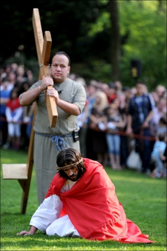 بالصور.. مسلسلات اون لاين ينقل لكم احتفالات الجمعة العظيمة حول العالم!! صورة رقم 46 بالصور.. مسلسلات اون لاين ينقل لكم احتفالات الجمعة العظيمة حول العالم!! صورة رقم 46