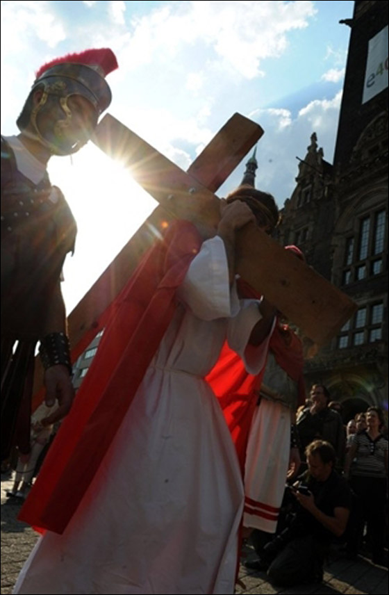 بالصور.. مسلسلات اون لاين ينقل لكم احتفالات الجمعة العظيمة حول العالم!! صورة رقم 36 بالصور.. مسلسلات اون لاين ينقل لكم احتفالات الجمعة العظيمة حول العالم!! صورة رقم 36