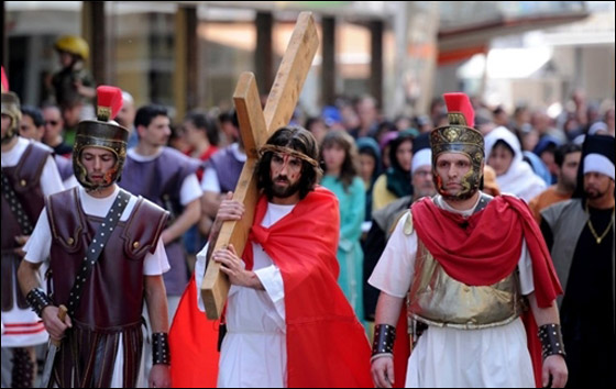 بالصور.. مسلسلات اون لاين ينقل لكم احتفالات الجمعة العظيمة حول العالم!! صورة رقم 37 بالصور.. مسلسلات اون لاين ينقل لكم احتفالات الجمعة العظيمة حول العالم!! صورة رقم 37