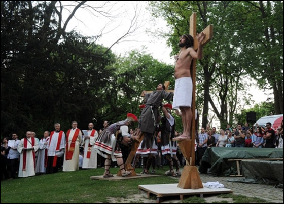 بالصور.. مسلسلات اون لاين ينقل لكم احتفالات الجمعة العظيمة حول العالم!! صورة رقم 38 بالصور.. مسلسلات اون لاين ينقل لكم احتفالات الجمعة العظيمة حول العالم!! صورة رقم 38