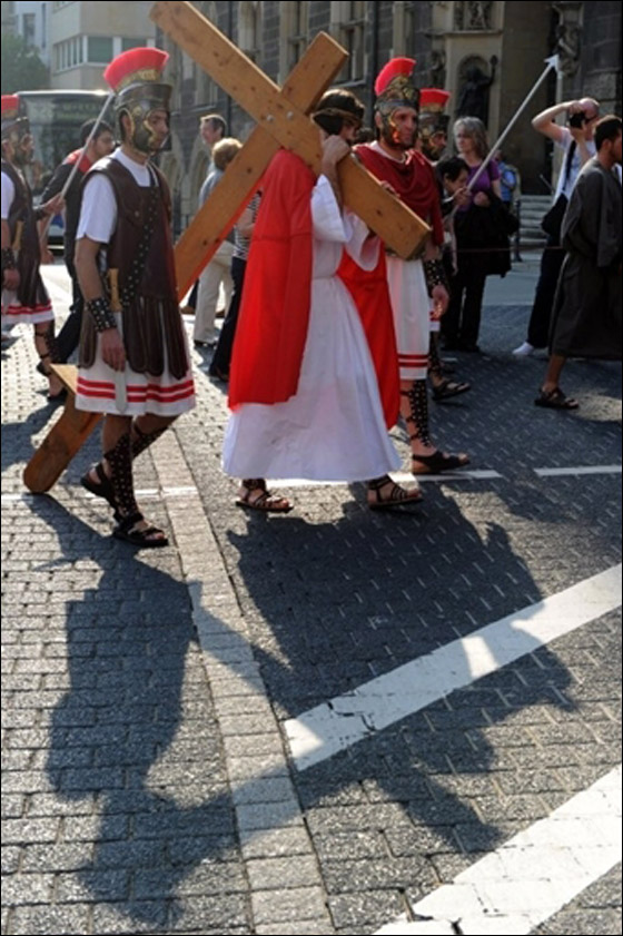 بالصور.. مسلسلات اون لاين ينقل لكم احتفالات الجمعة العظيمة حول العالم!! صورة رقم 42 بالصور.. مسلسلات اون لاين ينقل لكم احتفالات الجمعة العظيمة حول العالم!! صورة رقم 42