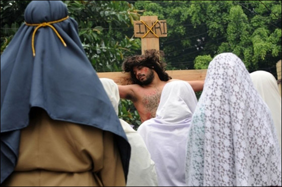 بالصور.. مسلسلات اون لاين ينقل لكم احتفالات الجمعة العظيمة حول العالم!! صورة رقم 52 بالصور.. مسلسلات اون لاين ينقل لكم احتفالات الجمعة العظيمة حول العالم!! صورة رقم 52