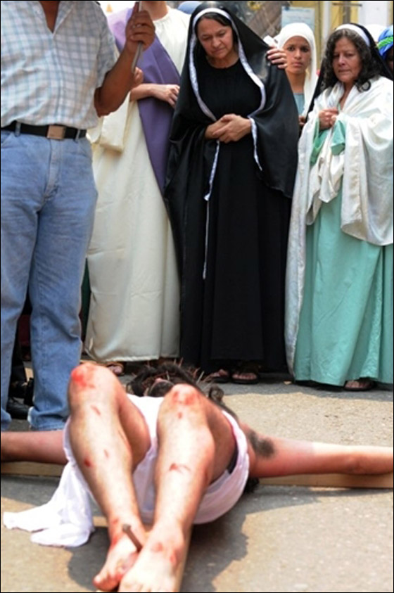 بالصور.. مسلسلات اون لاين ينقل لكم احتفالات الجمعة العظيمة حول العالم!! صورة رقم 60 بالصور.. مسلسلات اون لاين ينقل لكم احتفالات الجمعة العظيمة حول العالم!! صورة رقم 60