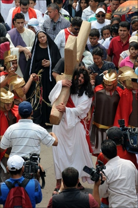 بالصور.. مسلسلات اون لاين ينقل لكم احتفالات الجمعة العظيمة حول العالم!! صورة رقم 53 بالصور.. مسلسلات اون لاين ينقل لكم احتفالات الجمعة العظيمة حول العالم!! صورة رقم 53