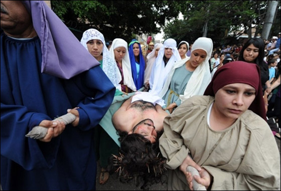 بالصور.. مسلسلات اون لاين ينقل لكم احتفالات الجمعة العظيمة حول العالم!! صورة رقم 62 بالصور.. مسلسلات اون لاين ينقل لكم احتفالات الجمعة العظيمة حول العالم!! صورة رقم 62