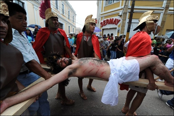 بالصور.. مسلسلات اون لاين ينقل لكم احتفالات الجمعة العظيمة حول العالم!! صورة رقم 56 بالصور.. مسلسلات اون لاين ينقل لكم احتفالات الجمعة العظيمة حول العالم!! صورة رقم 56