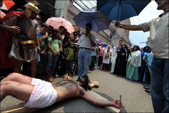 بالصور.. مسلسلات اون لاين ينقل لكم احتفالات الجمعة العظيمة حول العالم!! صورة رقم 59 بالصور.. مسلسلات اون لاين ينقل لكم احتفالات الجمعة العظيمة حول العالم!! صورة رقم 59