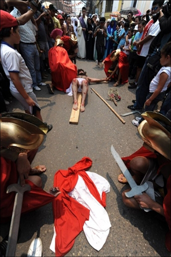 بالصور.. مسلسلات اون لاين ينقل لكم احتفالات الجمعة العظيمة حول العالم!! صورة رقم 57 بالصور.. مسلسلات اون لاين ينقل لكم احتفالات الجمعة العظيمة حول العالم!! صورة رقم 57