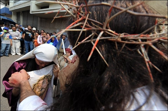 بالصور.. مسلسلات اون لاين ينقل لكم احتفالات الجمعة العظيمة حول العالم!! صورة رقم 58 بالصور.. مسلسلات اون لاين ينقل لكم احتفالات الجمعة العظيمة حول العالم!! صورة رقم 58