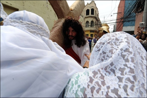 بالصور.. مسلسلات اون لاين ينقل لكم احتفالات الجمعة العظيمة حول العالم!! صورة رقم 55 بالصور.. مسلسلات اون لاين ينقل لكم احتفالات الجمعة العظيمة حول العالم!! صورة رقم 55