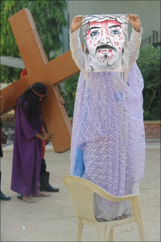 بالصور.. مسلسلات اون لاين ينقل لكم احتفالات الجمعة العظيمة حول العالم!! صورة رقم 66 بالصور.. مسلسلات اون لاين ينقل لكم احتفالات الجمعة العظيمة حول العالم!! صورة رقم 66