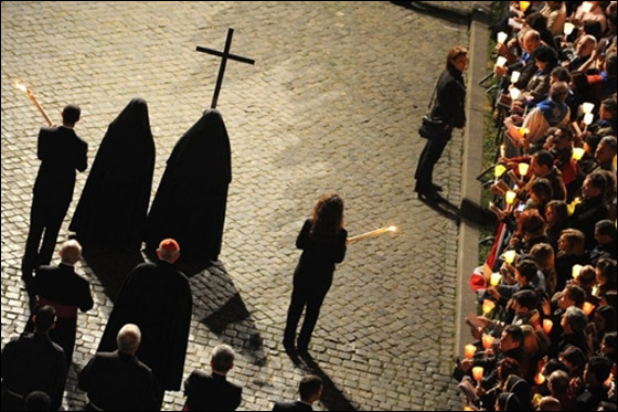 بالصور.. مسلسلات اون لاين ينقل لكم احتفالات الجمعة العظيمة حول العالم!! صورة رقم 76 بالصور.. مسلسلات اون لاين ينقل لكم احتفالات الجمعة العظيمة حول العالم!! صورة رقم 76