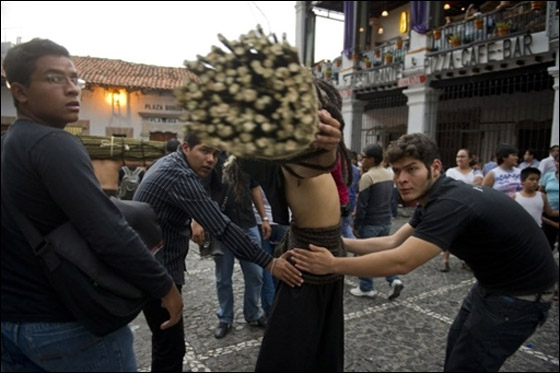 بالصور.. مسلسلات اون لاين ينقل لكم احتفالات الجمعة العظيمة حول العالم!! صورة رقم 100 بالصور.. مسلسلات اون لاين ينقل لكم احتفالات الجمعة العظيمة حول العالم!! صورة رقم 100