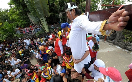 بالصور.. مسلسلات اون لاين ينقل لكم احتفالات الجمعة العظيمة حول العالم!! صورة رقم 141 بالصور.. مسلسلات اون لاين ينقل لكم احتفالات الجمعة العظيمة حول العالم!! صورة رقم 141