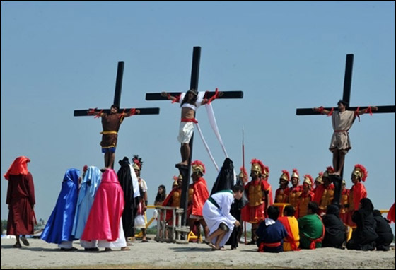 بالصور.. مسلسلات اون لاين ينقل لكم احتفالات الجمعة العظيمة حول العالم!! صورة رقم 126 بالصور.. مسلسلات اون لاين ينقل لكم احتفالات الجمعة العظيمة حول العالم!! صورة رقم 126