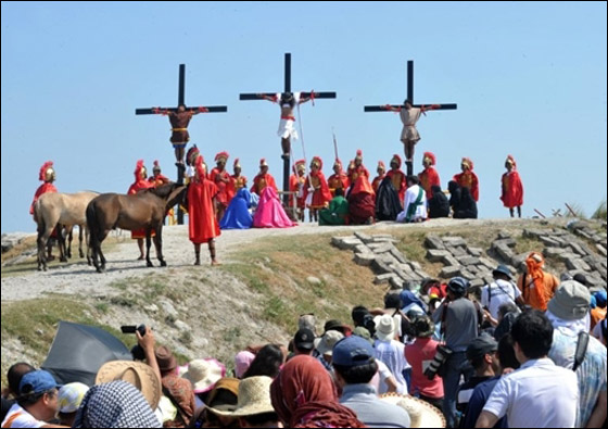 بالصور.. مسلسلات اون لاين ينقل لكم احتفالات الجمعة العظيمة حول العالم!! صورة رقم 131 بالصور.. مسلسلات اون لاين ينقل لكم احتفالات الجمعة العظيمة حول العالم!! صورة رقم 131