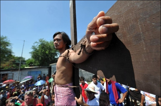 بالصور.. مسلسلات اون لاين ينقل لكم احتفالات الجمعة العظيمة حول العالم!! صورة رقم 136 بالصور.. مسلسلات اون لاين ينقل لكم احتفالات الجمعة العظيمة حول العالم!! صورة رقم 136